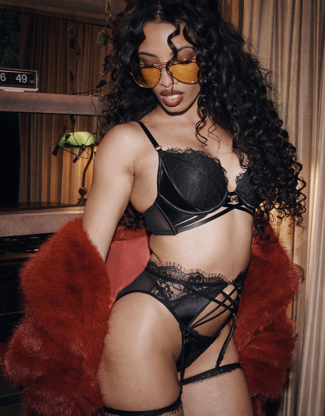 Ann Summers - Dark Fantasy Padded Plunge Bra