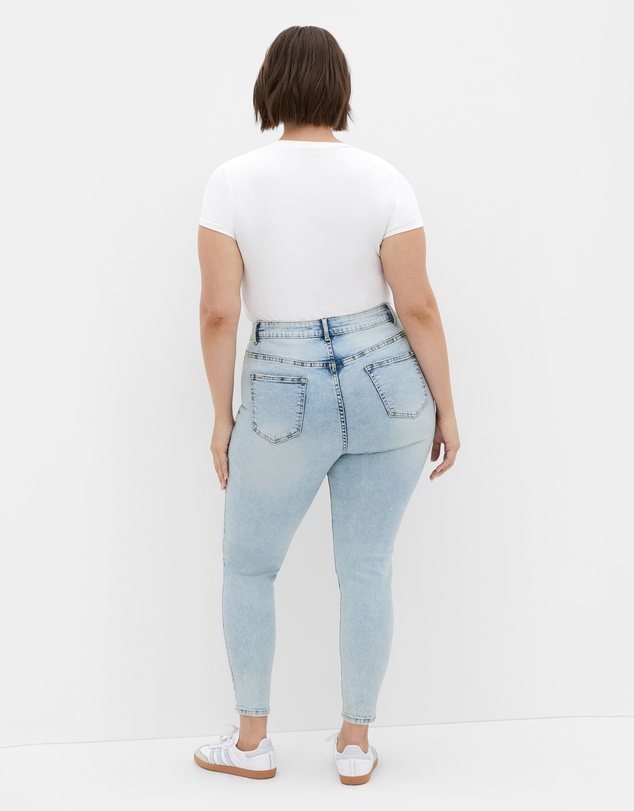 City Chic - Plus size Harley Fit Karla Skinny Leg Short Jean - light wash