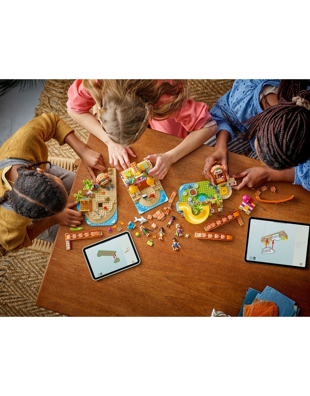 LEGO - 42673 Family Vacation Beach Resort