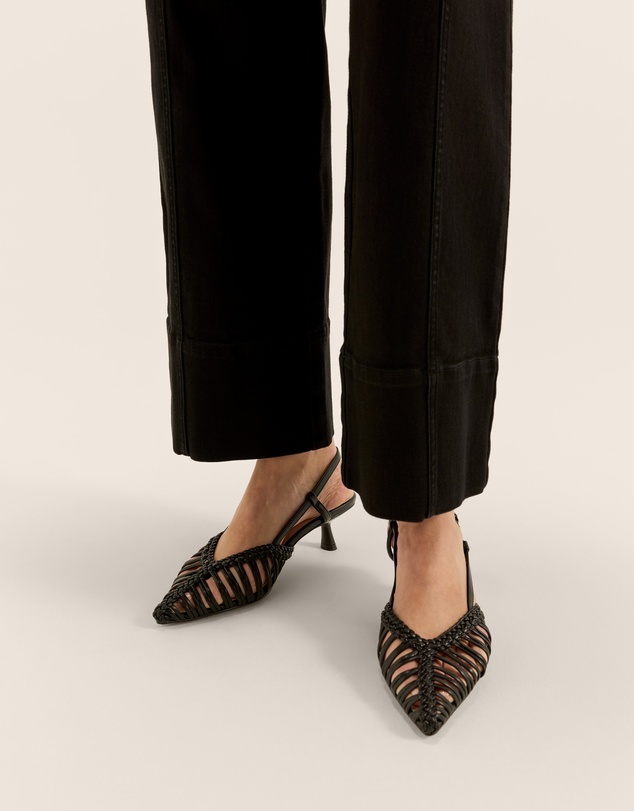Review - Amira Heel
