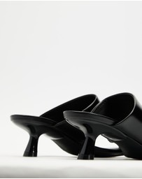 AERE - Asymmetric Heels