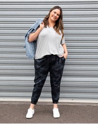 Love Your Wardrobe - Kelly Dipped Hem T-shirt