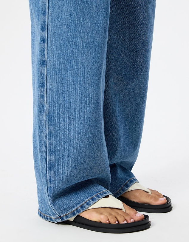 AERE - Leather Footbed Thongs