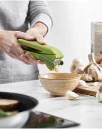Joseph Joseph - CleanForce™ Garlic Press (Green)