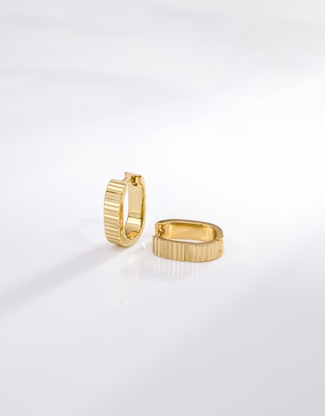 Wanderlust + Co - Ribbed Bar 10mm Huggie Earrings