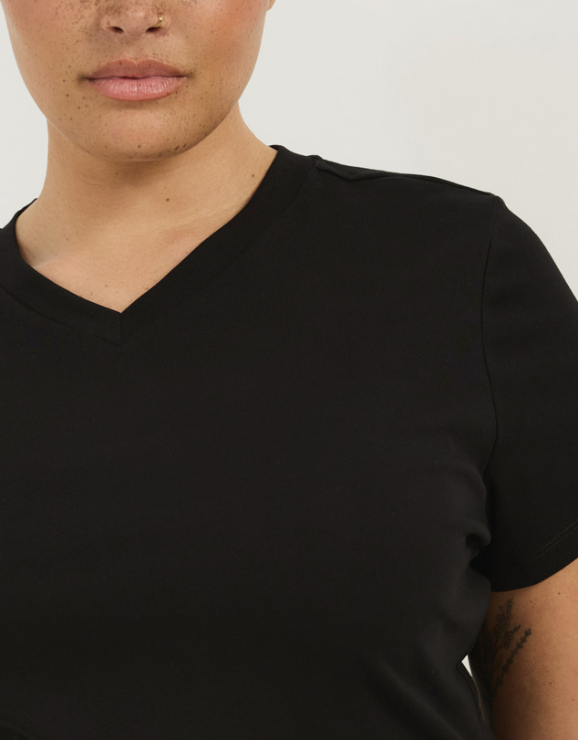 Atmos&Here Curvy - Nova High V-Neck Baby Tee