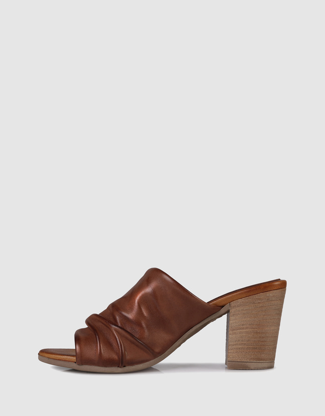 Sempre Di - Larisia Mules
