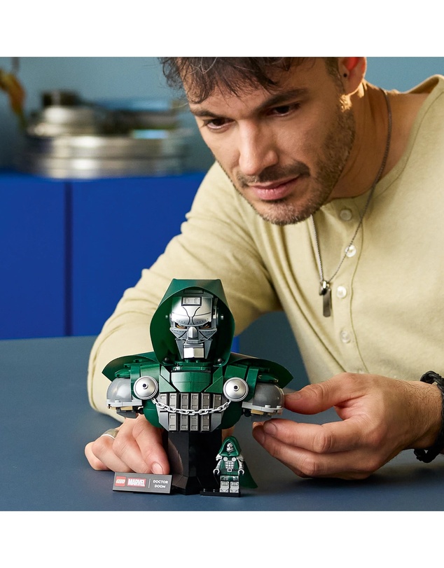 LEGO - 76345 Doctor Doom Bust