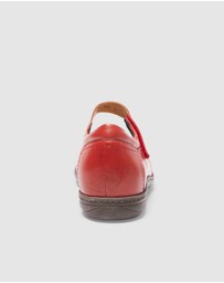 Wide Steps - Larissa