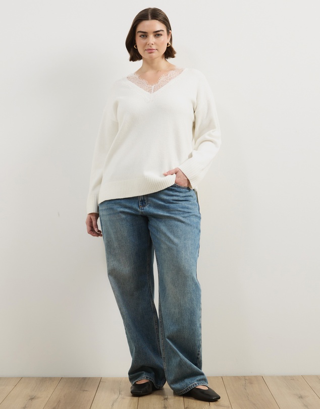Atmos&Here Curvy - Teo V Neck Knit Jumper With Lace Trim