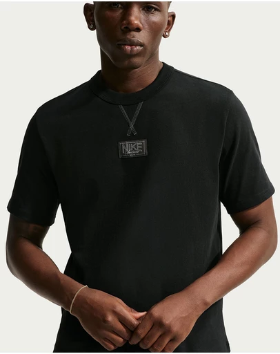 Nike - Sportswear Tailored Premium Patch Essentials T-Shirt
