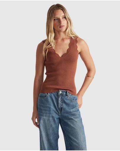 Decjuba - Kai Scallop V Neck