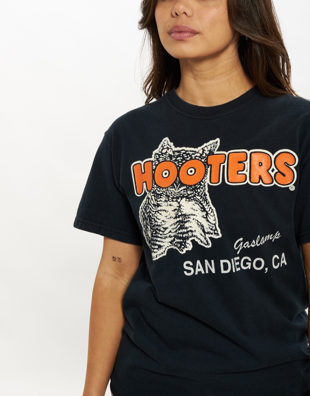 Vintage by The Real Deal - Pre Loved - Vintage Hooters Tee