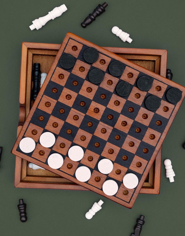 Luckies - Iron & Glory - Chess & Checkers