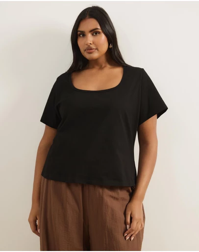 Atmos&Here Curvy - Lana Short Sleeve Scoop Neck Fitted Tee