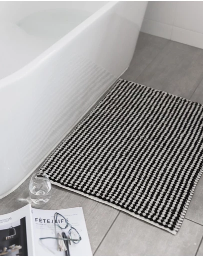 Miss April - Pompom Bath Mat