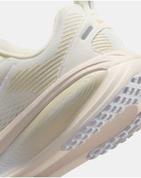 Nike - Vomero 18 - Women's