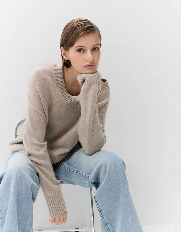 UNISON - Relaxed V Neck Knit