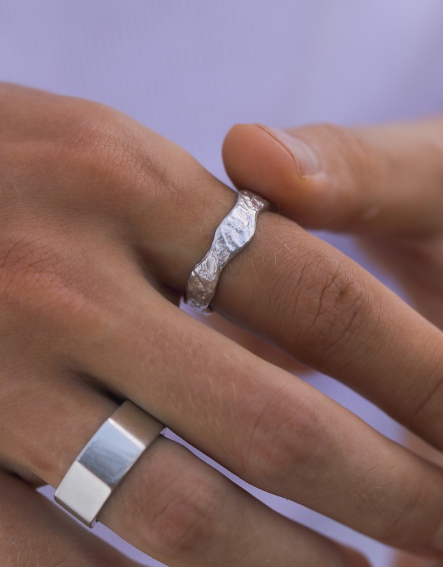 Kuzzoi - ICONIC EXCLUSIVE - Hammered Band Ring in 925 Sterling Silver