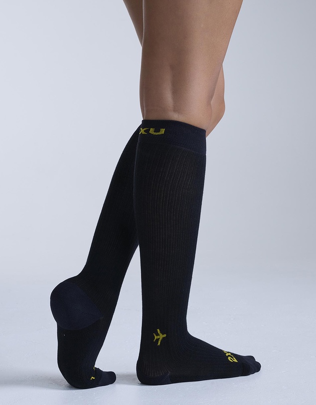 2XU - Flight Bamboo Charcoal Compression Socks
