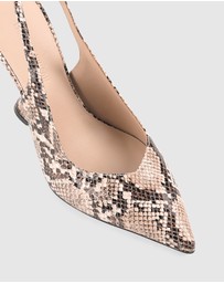 LANA WILKINSON - Monique Wedge Pump