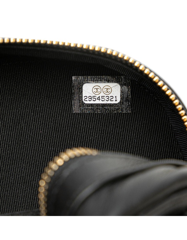 Pre-Loved by Azura Reborn - Pre-Loved chanel Elegant Shoulder Bag with Embossed Detail and Chain Accent