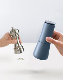 Joseph Joseph - Milltop™ Non-spill Salt & Pepper Mill Set - Editions (Sky)