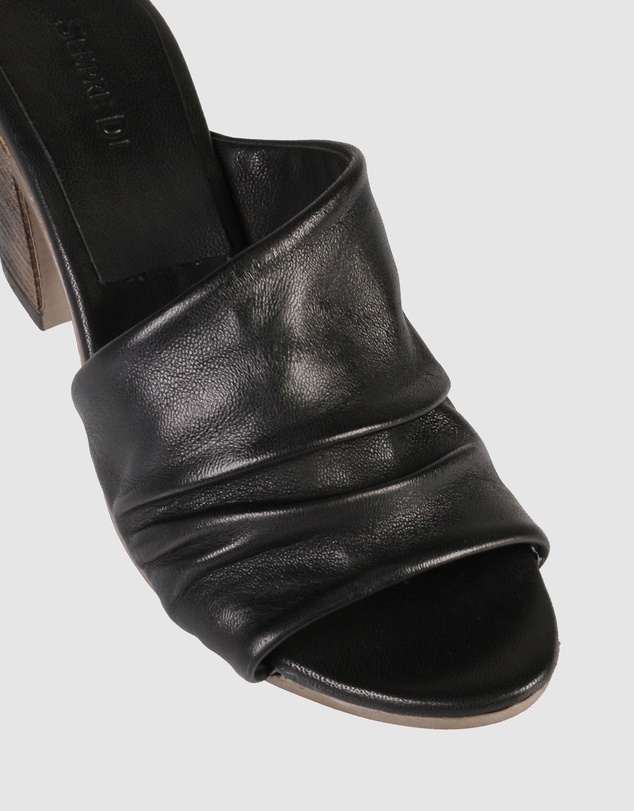 Sempre Di - Larisia Mules