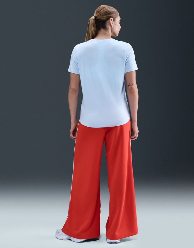 Nike - Sportswear Club Essentials T-Shirt