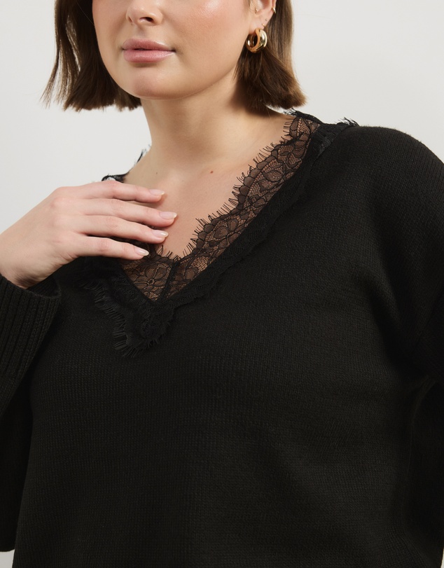 Atmos&Here Curvy - Teo V Neck Knit Jumper With Lace Trim