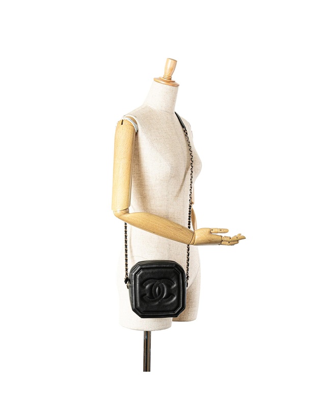 Pre-Loved by Azura Reborn - Pre-Loved chanel Elegant Shoulder Bag with Embossed Detail and Chain Accent