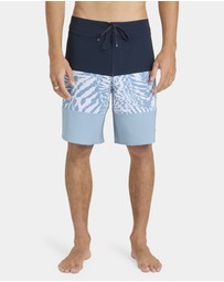 Billabong - Mens Tribong Performance 18.5