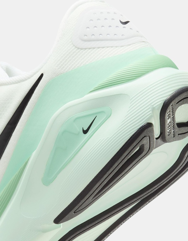 Nike - Structure 26 - Women's
