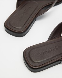 Atmos&Here - Dasha Leather Thong Sandals