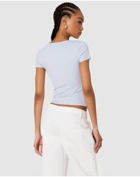 EDIKTED - Katia V Neck Top