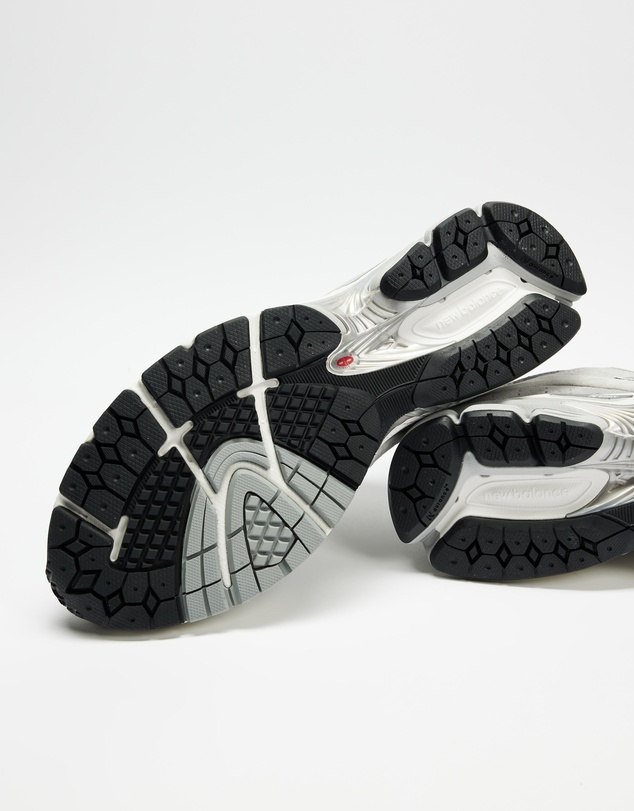 New Balance - M2002RXV1 - Men's
