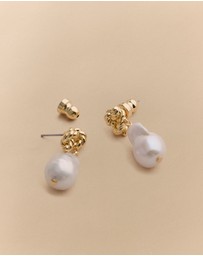 Trenery - Dolina Pearl Stud Earrings in Gold