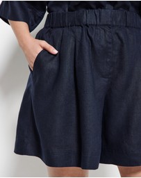Commonry - Lucie Short