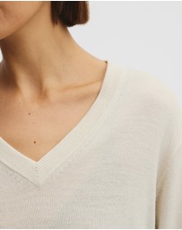 Country Road - Lightweight Merino Wool V-neck Knit