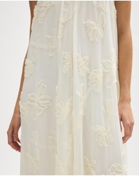 Minima Esenciales - Maelle Floral Applique Maxi Dress