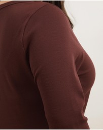 Atmos&Here Curvy - Organic Cotton Rib Scoop Neck Top