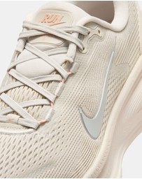 Nike - Vomero 18 - Women's