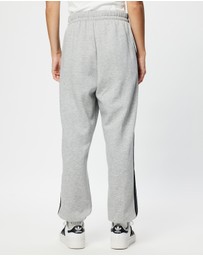adidas Sportswear - Essentials 3-Stripes Fleece Loose-Fit Pants