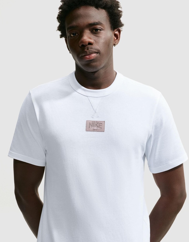 Nike - Sportswear Tailored Premium Patch Essentials T-Shirt