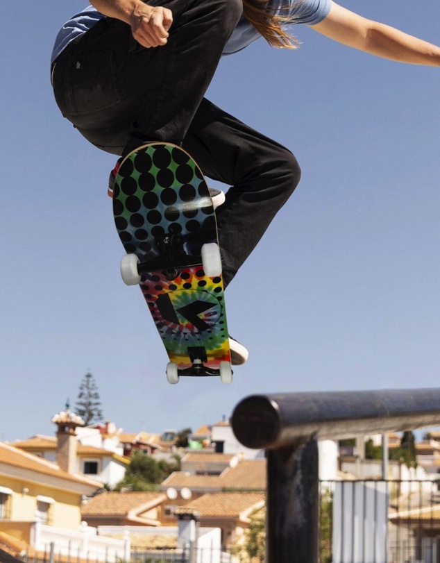 iWorld - Bravo Sports Kryptonics KR31 Star Series Skateboard - Rainbow Dot
