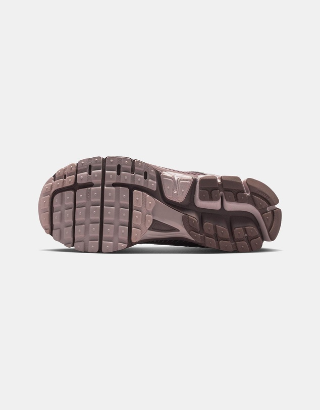 Nike - Zoom Vomero 5 - Women's