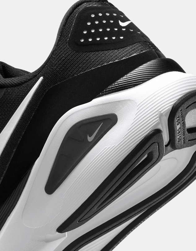 Nike - Structure 26 - Women's