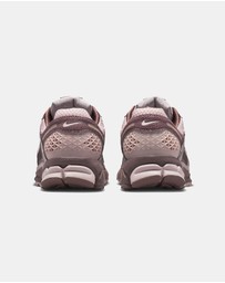Nike - Zoom Vomero 5 - Women's
