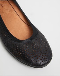 Vionic - Robyn Perf Flat - Black