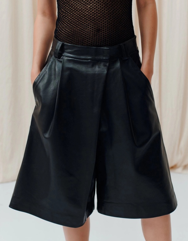 Marella - ICONIC EXCLUSIVE - Emily Ratajkowski - Train Leather Short Trouser